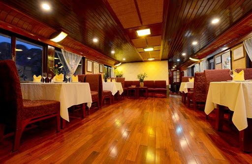 nhà hàng lót sàn gỗ tự nhiên