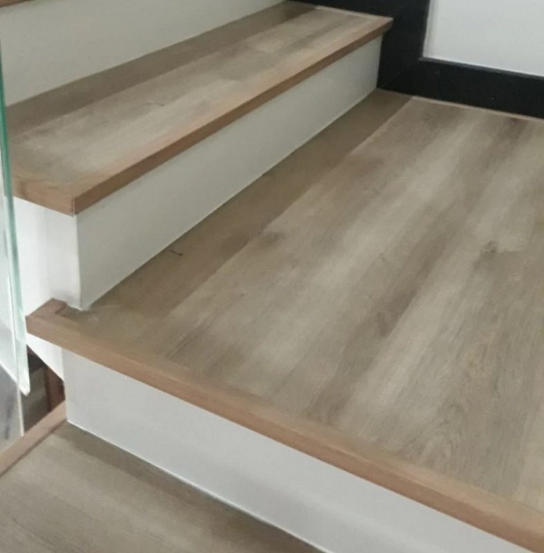 Nẹp Cầu Thang Nhựa - Kosmos 21 nep chong truot cau thang