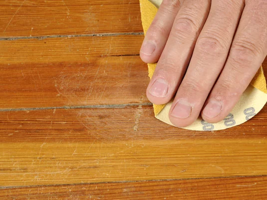 Mẹo sửa sàn gỗ đơn giản ai cũng làm được! 5 sua san go bi xuoc jpg